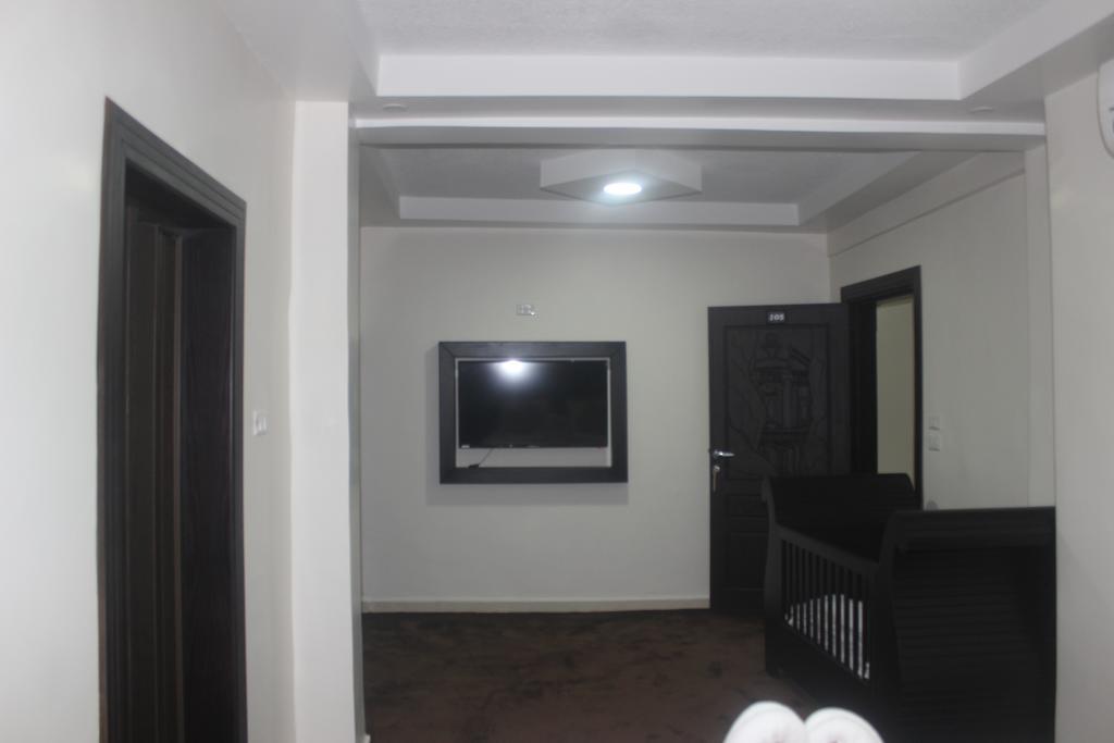 Peace Way Hotel Petra Esterno foto
