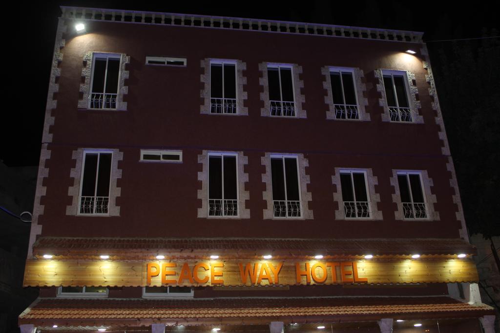 Peace Way Hotel Petra Esterno foto